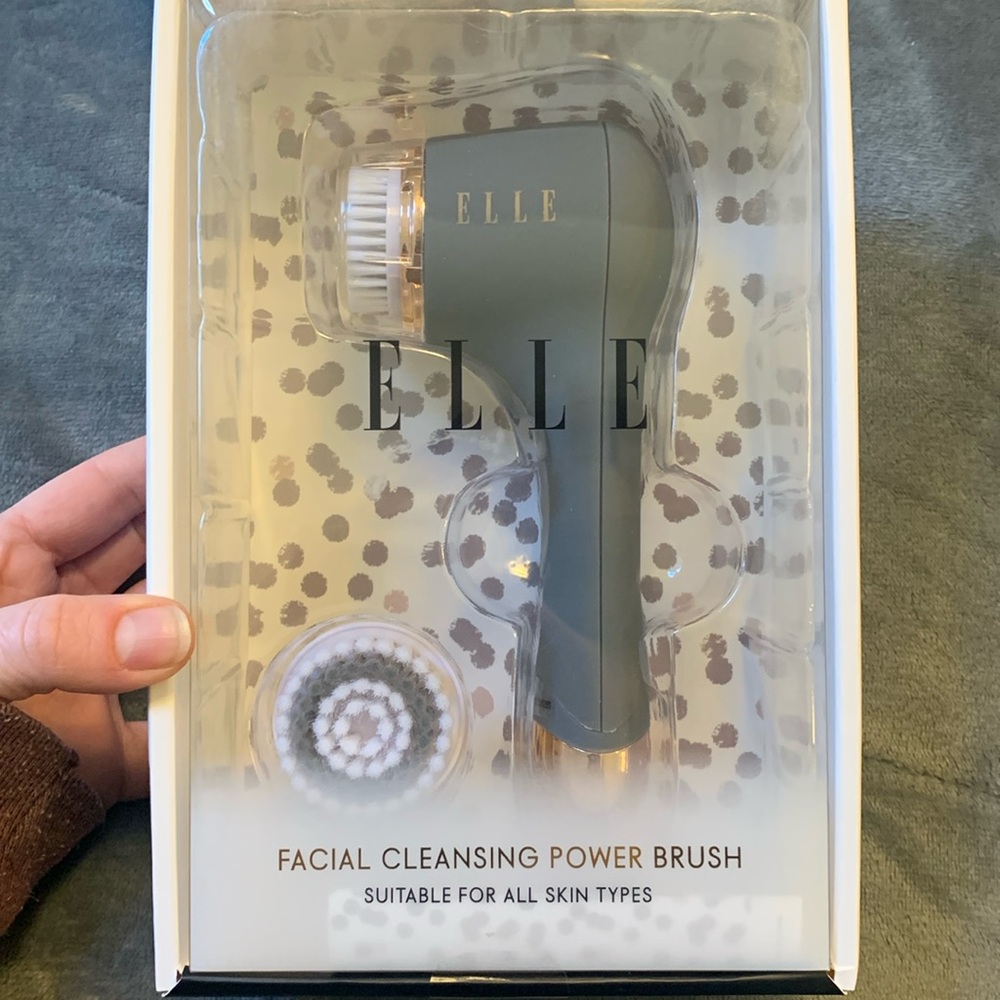 Facial cleansing power brush